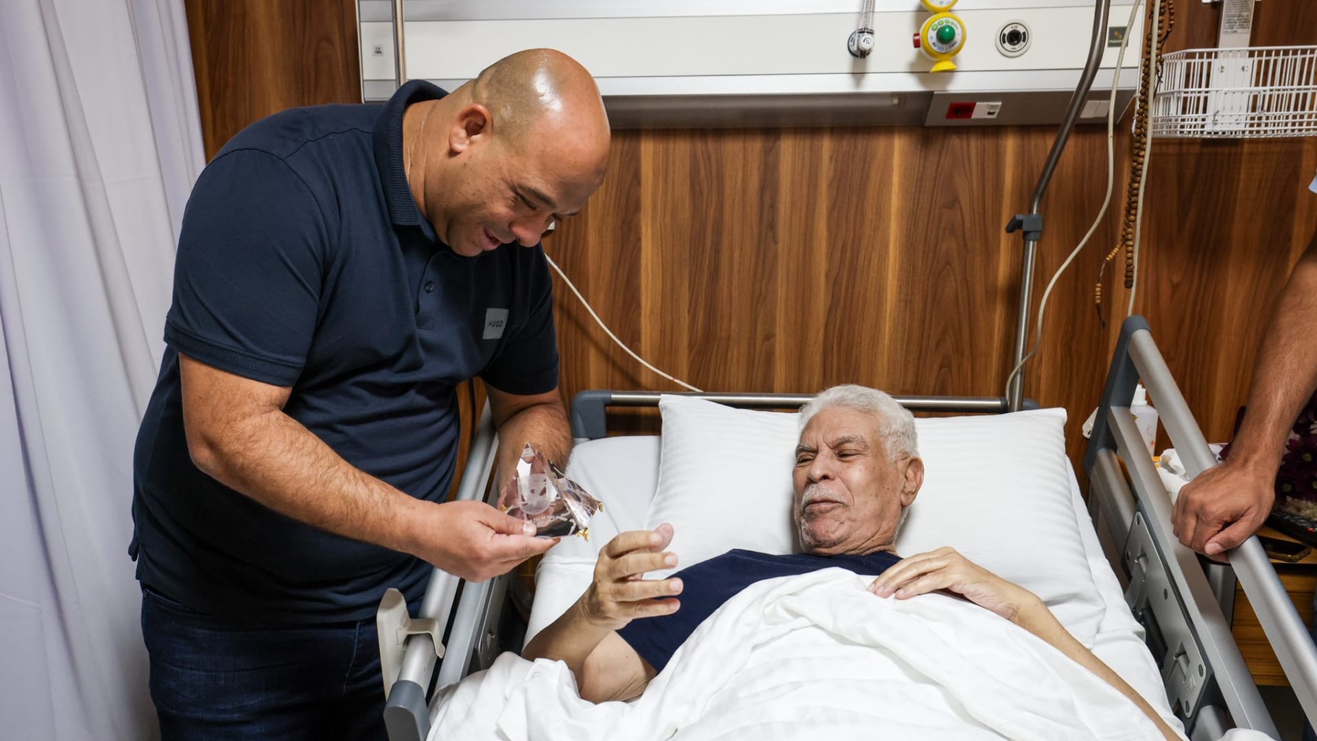 مصر.. ما الهدية التي قدمها وفد النادي الأهلي إلى حسن شحاتة في المستشفى؟