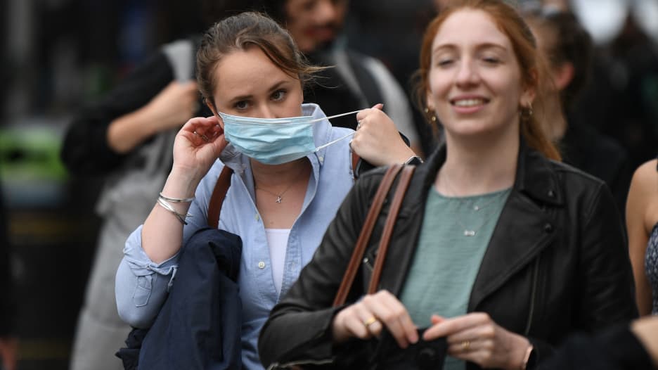 علماء يحذرون: المملكة المتحدة تخاطر بأن تصبح "مصنعًا للمتغيرات" بعد إزالة جميع قيود فيروس كورونا