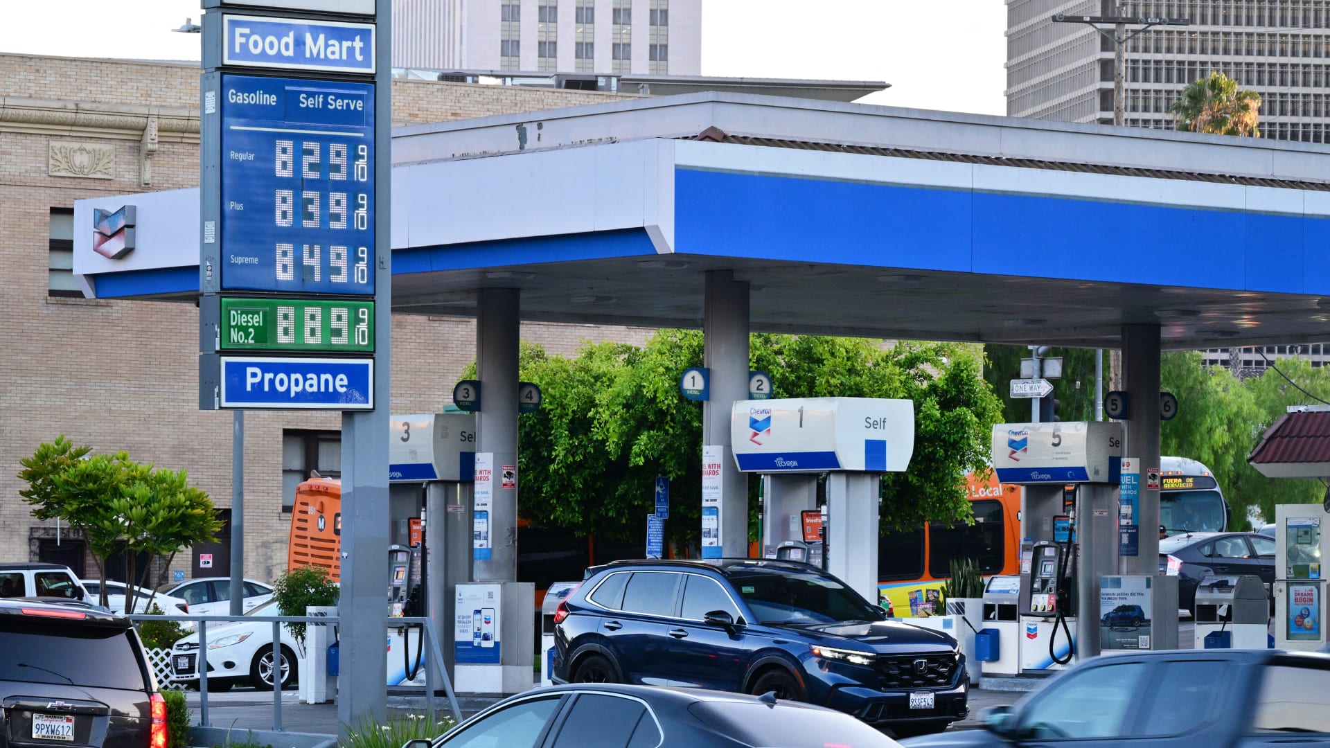 سعر الوقود بأمريكا يقفز لأعلى مستوى بـ4 سنوات وشركات تحقق أرباحا ضخمة