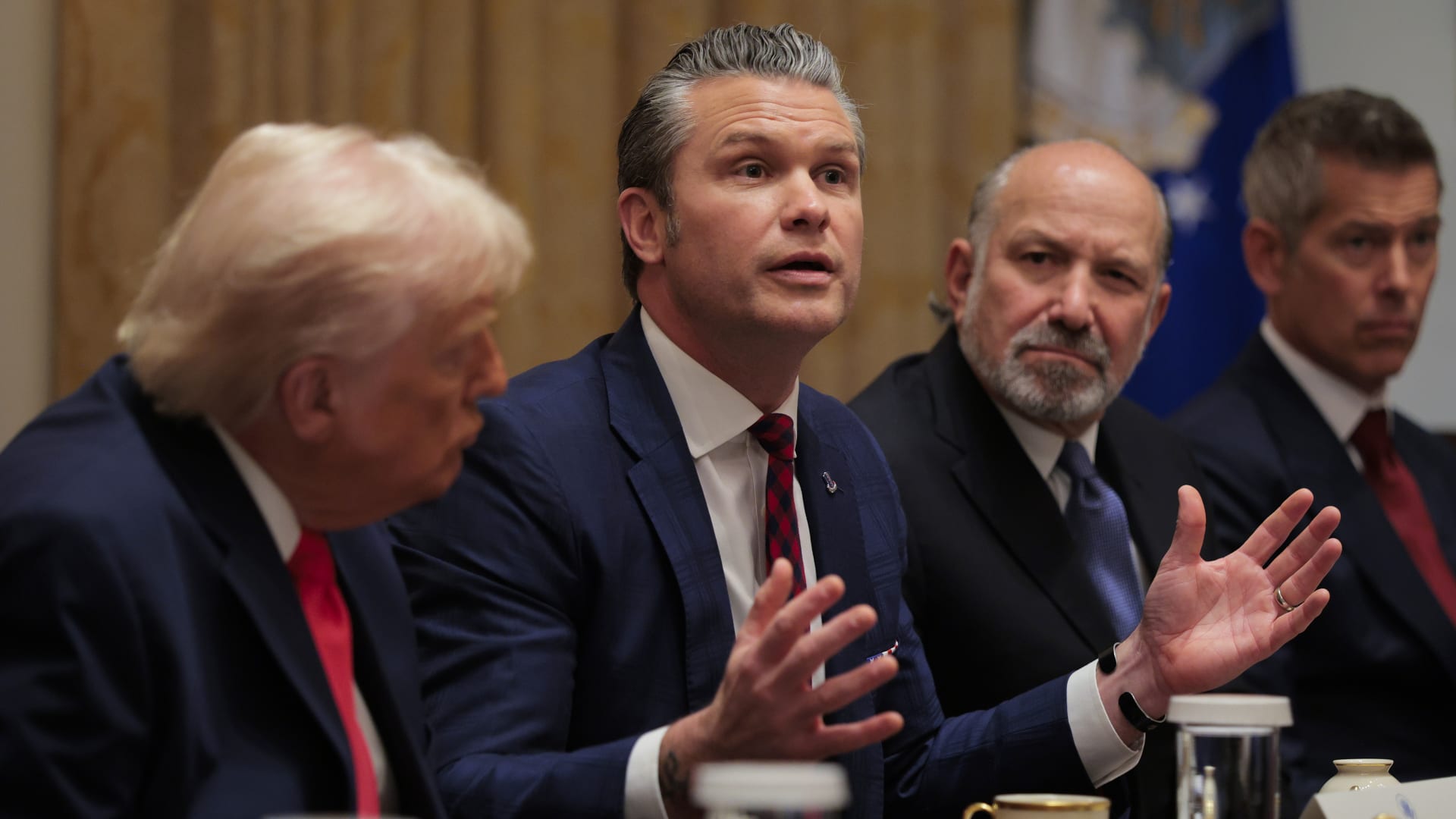 مصادر تكشف كيف حقق البنتاغون فيما إذا كان هيغسيث قد أضر بالأمن القومي بقضية سيغنال