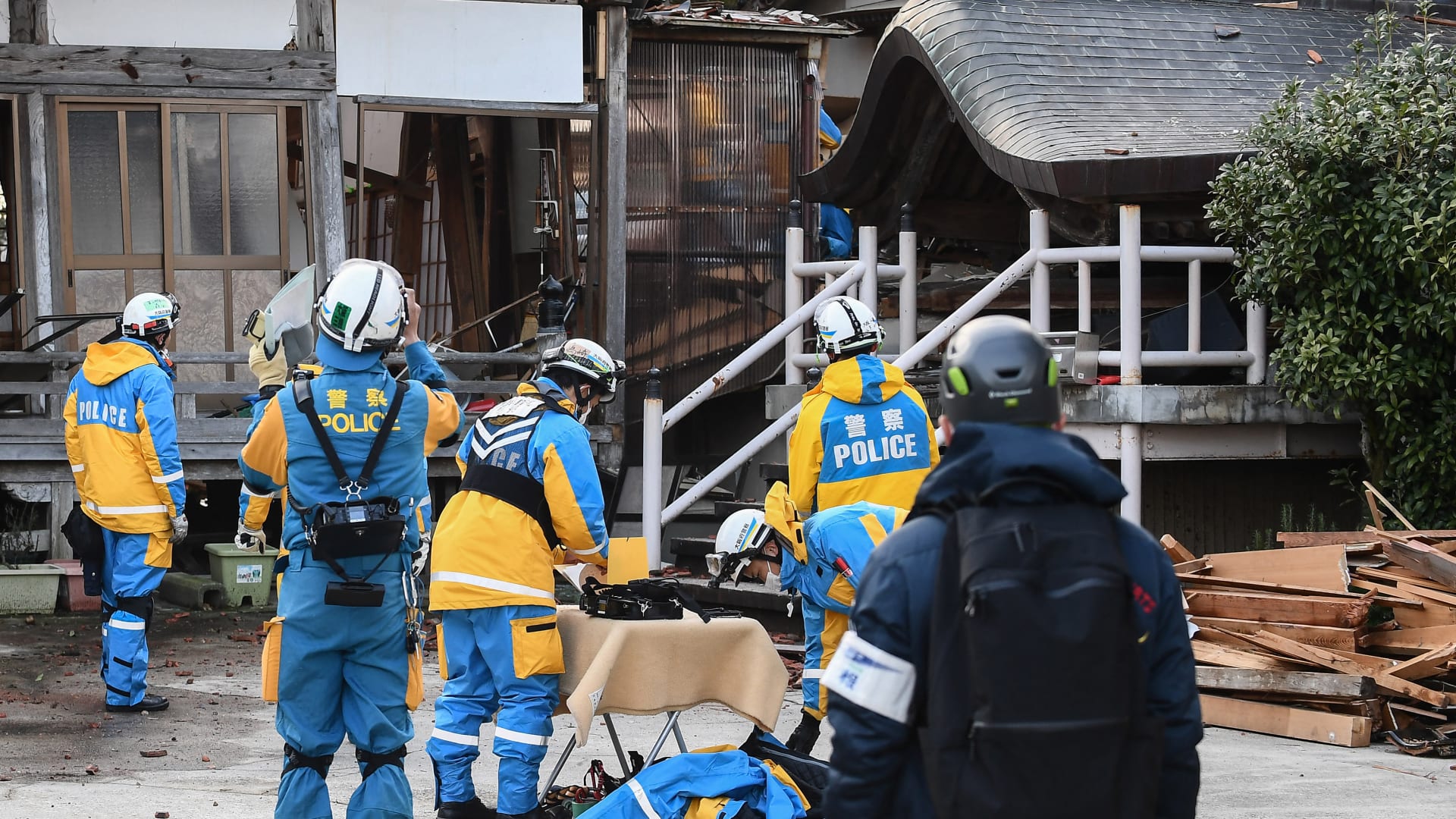 شاهد.. إنقاذ مسنة بعمر 80 عامًا من تحت الأنقاض بعد أيام من زلزال اليابان