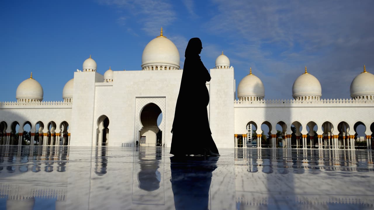 الإمارات تفرض تعيين امرأة واحدة على الأقل في مجلس إدارة الشركات المدرجة