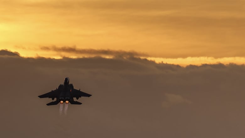 رئيس برلمان إيران "يسخر" من أمريكا بعد إسقاط مقاتلتها.. ويطرح تساؤلاً بشأن باب المندب