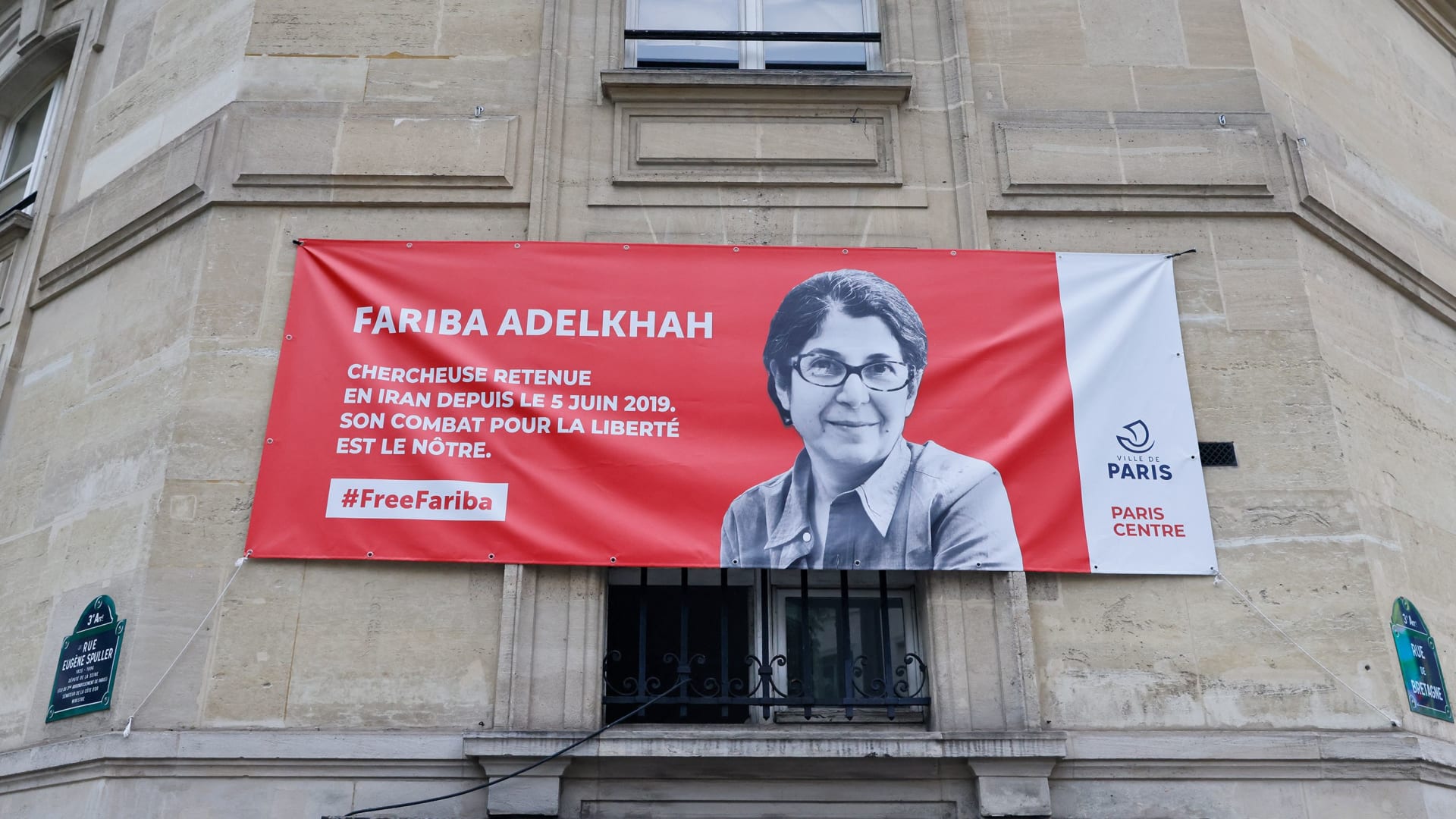 لافتة تحمل صورة فاريبا عادلخاه خلال مظاهرة في باريس تطالب إيران بالإفراج عنها (صورة أرشيفية)