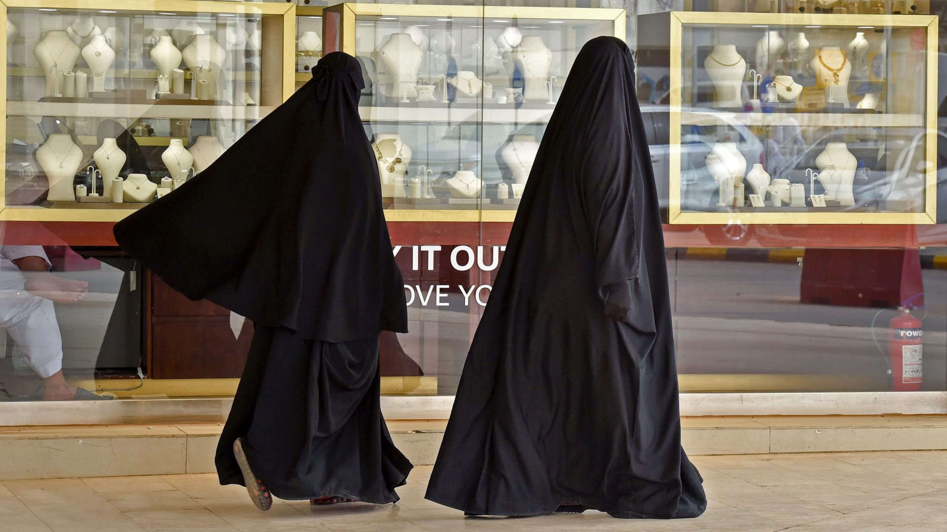 صورة ارشيفية تعبيرية لامرأتين بسوق في السعودية 