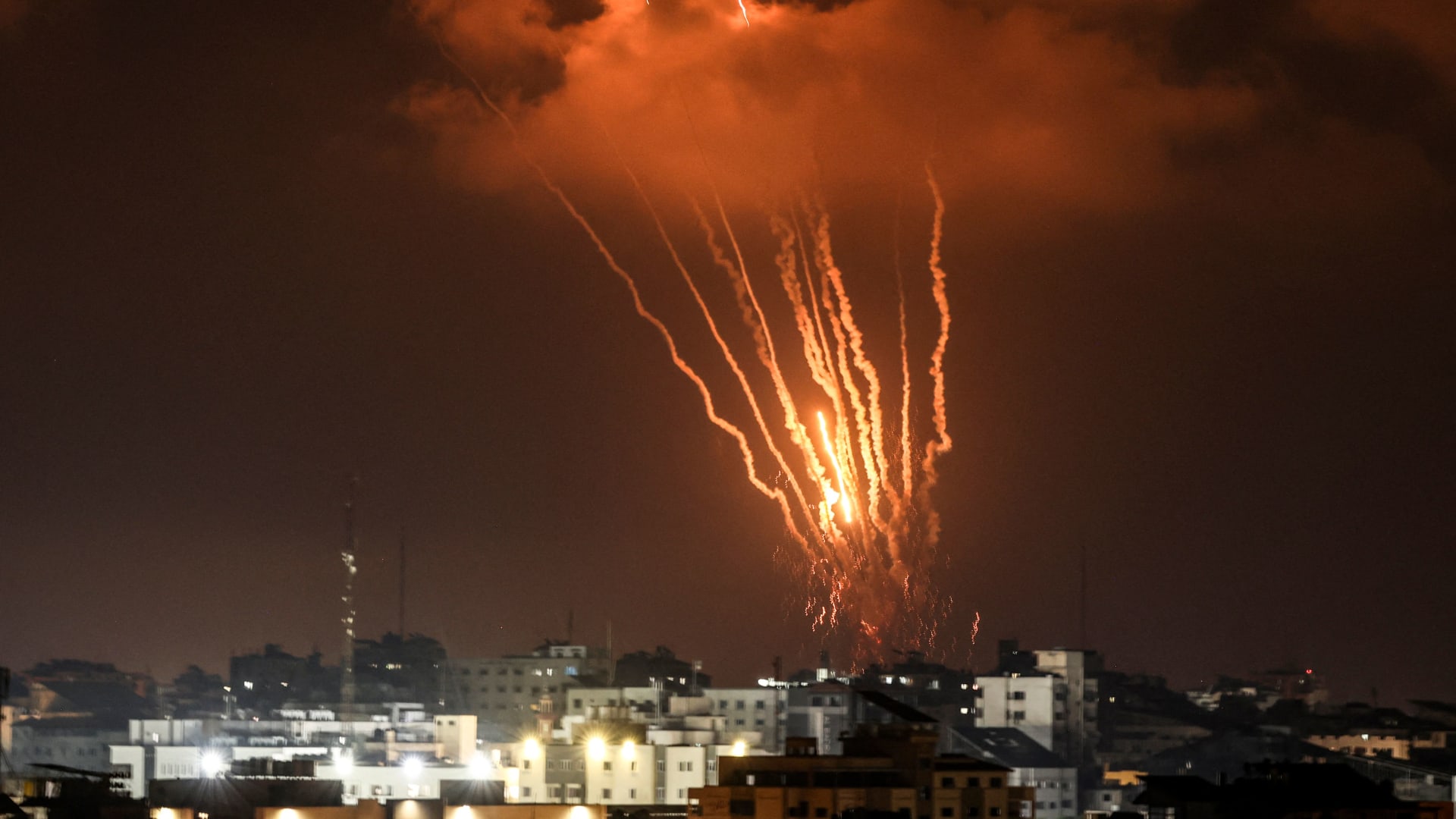 صواريخ فلسطينية أطلقت من مدينة غزة ردا على الضربات الجوية الإسرائيلية