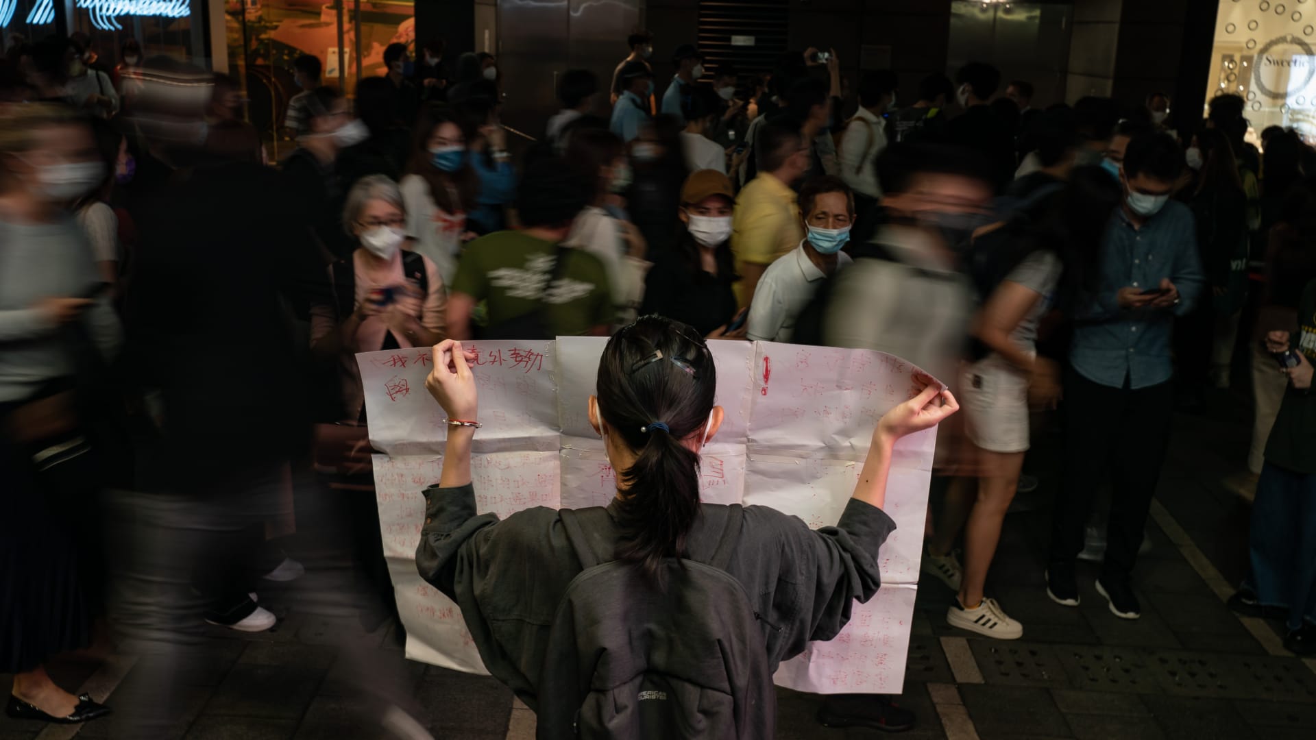 اتساع رقعة احتجاجات "الأوراق البيضاء" من الصين إلى هونغ كونغ