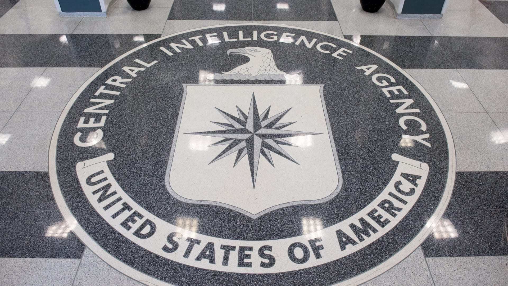 ماذا نعرف عن كتاب "حقائق العالم" الذي أعلنت CIA التوقف عن إصداره؟