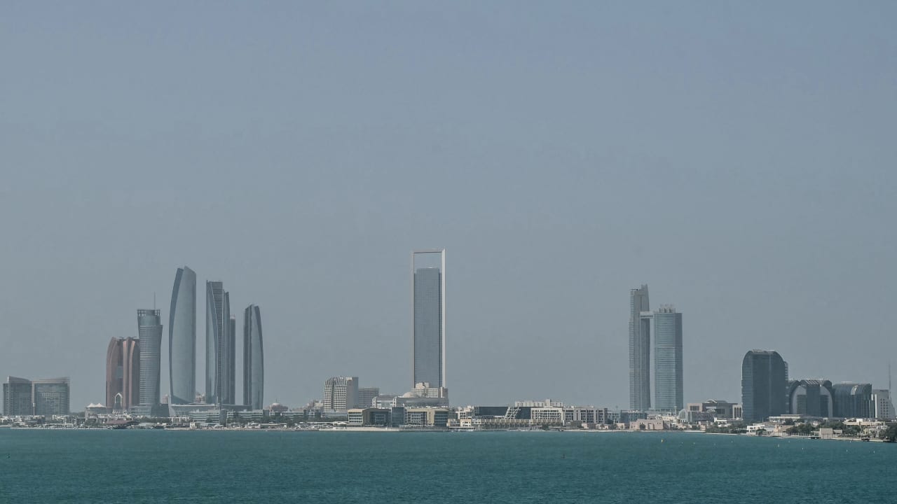 سقوط شظايا بعد اعتراض هجوم في أبوظبي وإصابة شخص