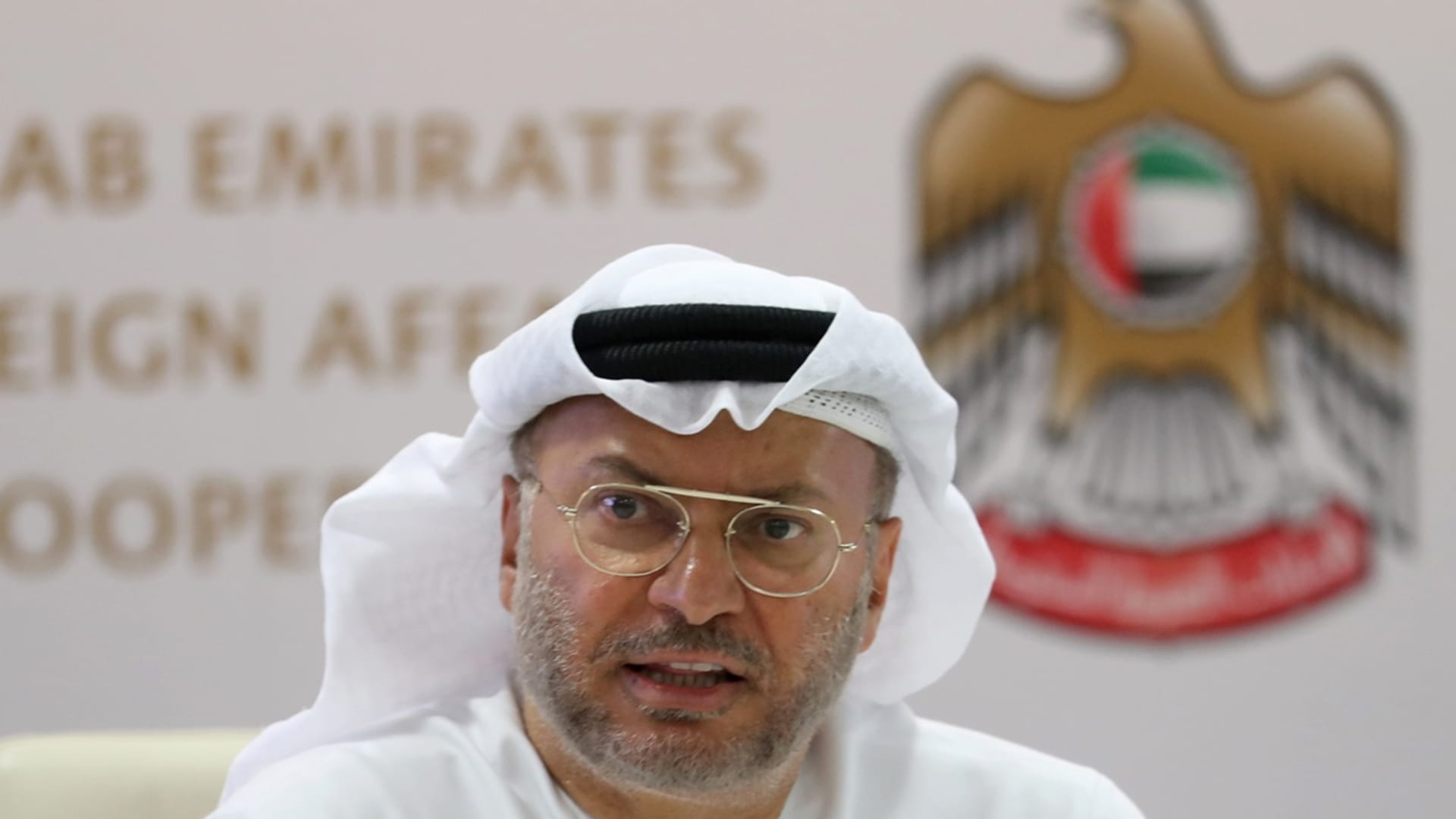 أنور قرقاش يرد على عراقجي: إيران "أخطأت العنوان" بهجماتها على الإمارات