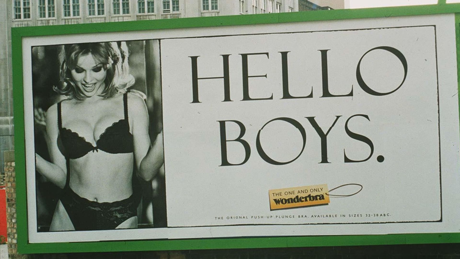 صدمت العالم في التسعينيات..هل تذكرون إعلانات حمّالات الصدر "وندربرا"؟