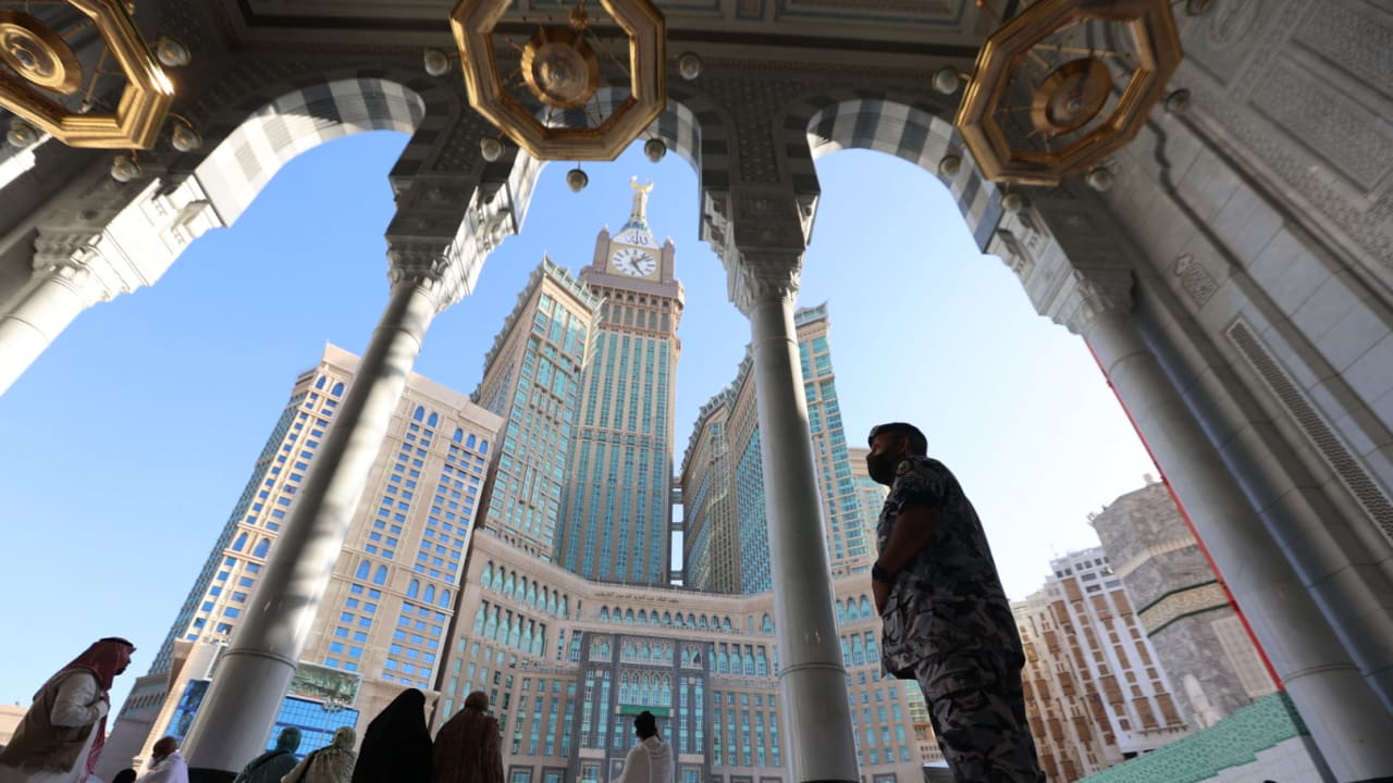"فرحة عفوية" في السعودية.. تفاعل على فيديو احتفال رجال أمن بانتهاء مهمتهم في خدمة زوار الحرم المكي