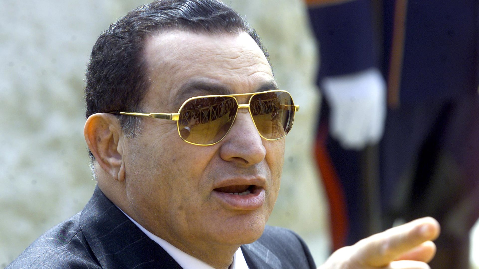"استراتيجية إلهاء الناس".. علاء مبارك يرد على تدوينة تتعلق بجدل ادعاء سيدة بأنها "ابنة حسني مبارك"