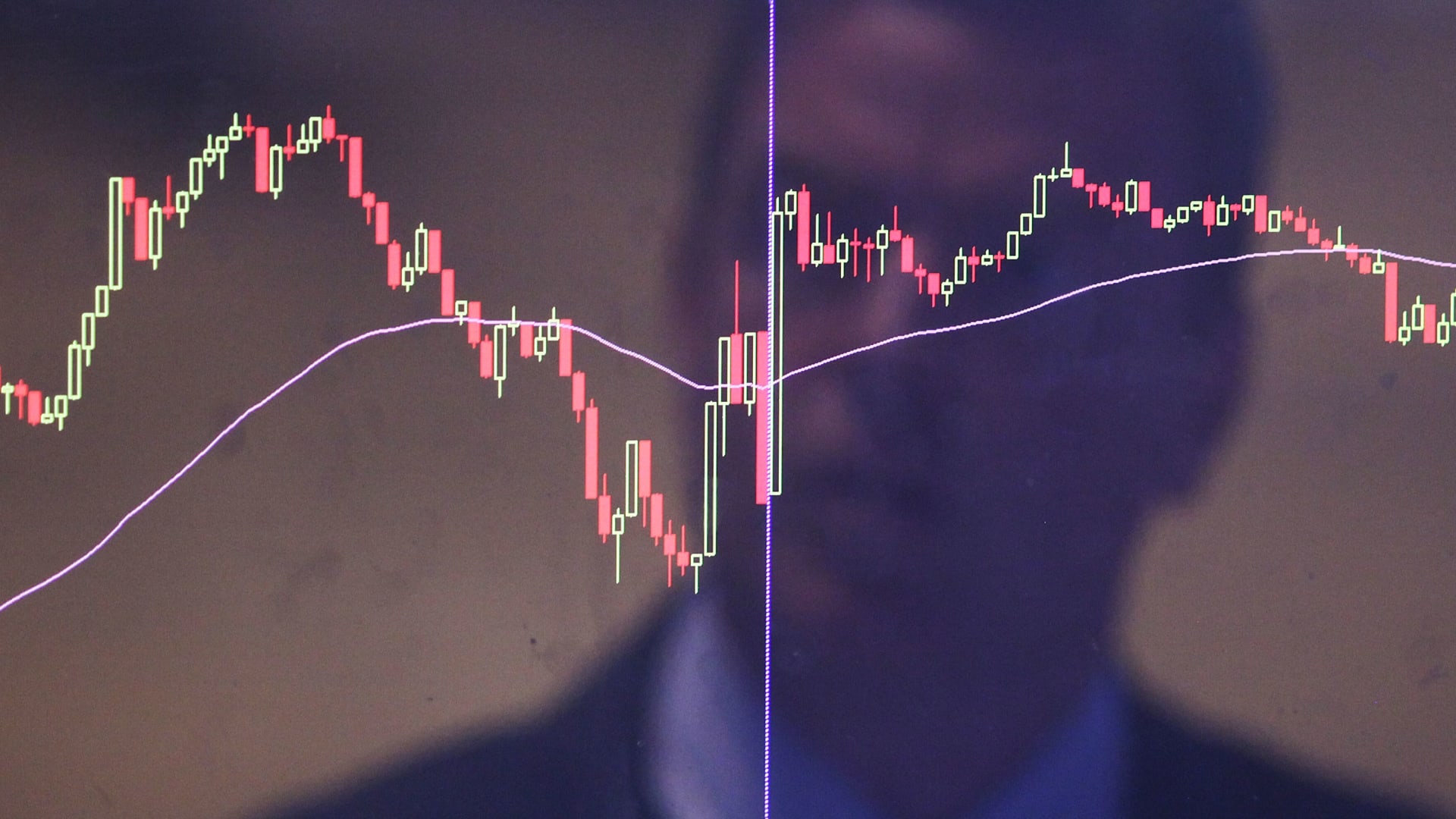 صورة أرشيقفية تعبيرية لرجل ينظر إلى منحنى أداء سوق نيويورك المالي 