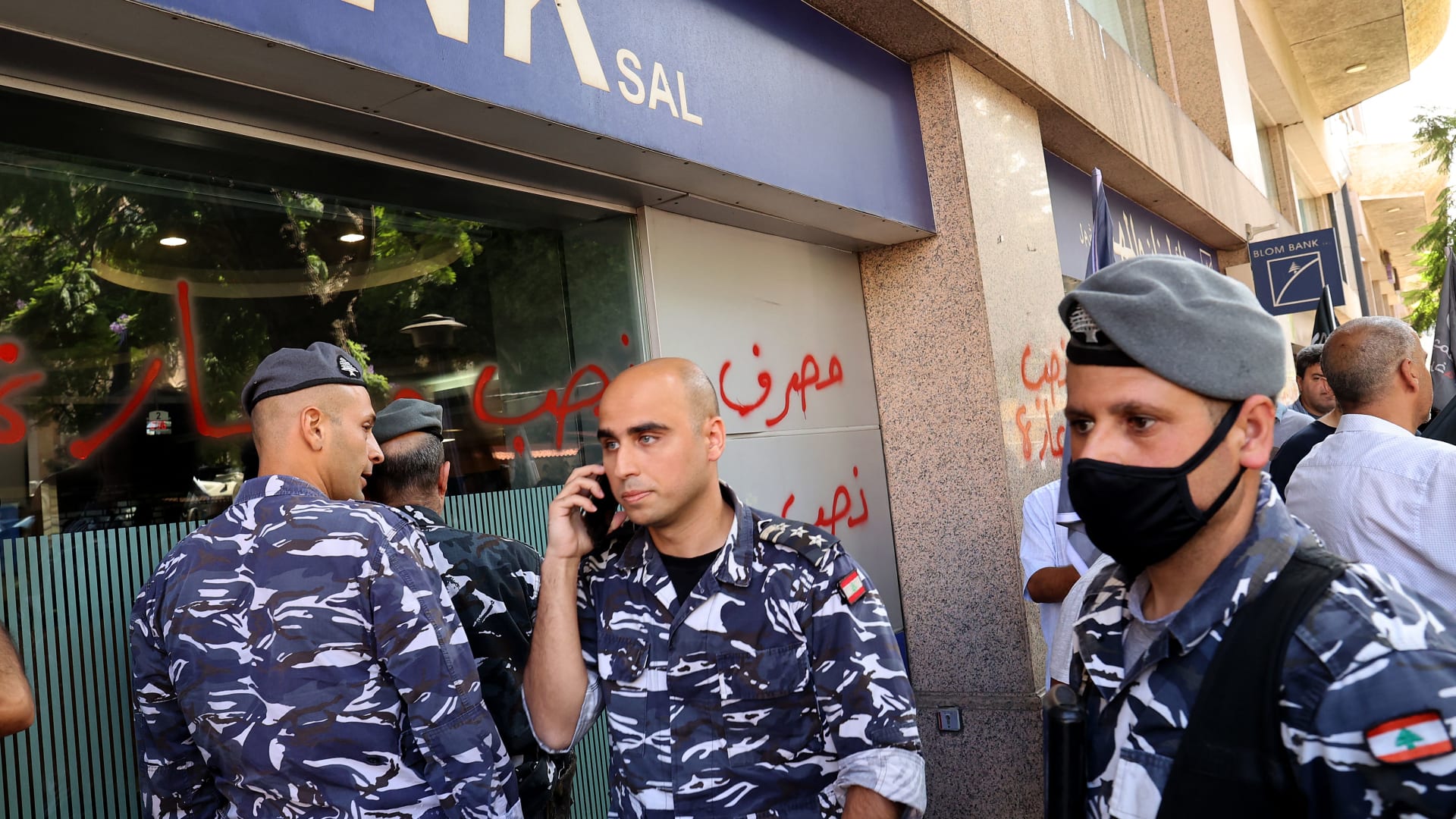 عناصر بالأمن اللبناني أمام أحد البنوك التي تعرضت للاعتداء 