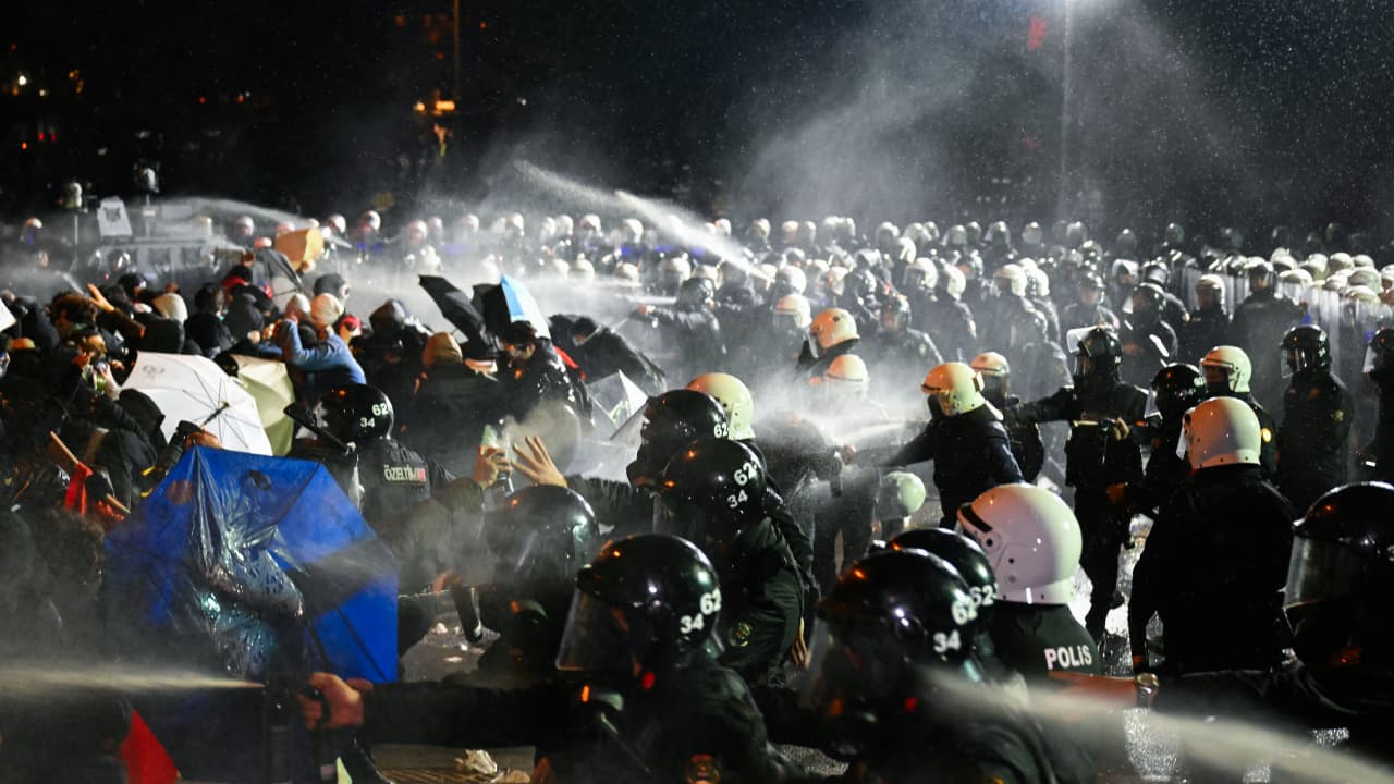 "بيكاتشو والجوكر في مظاهرات تركيا".. ما حقيقة الصورة الرائجة؟