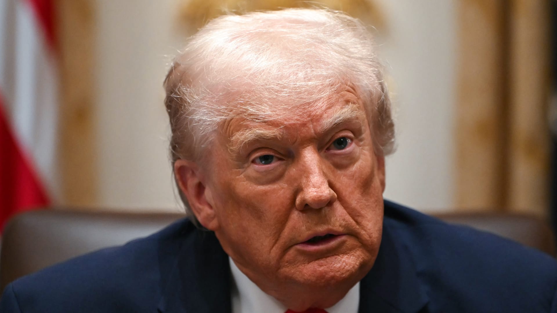 ترامب يعلن "حصار فنزويلا بأكبر أسطول في تاريخ أمريكا الجنوبية إلى أن تعيد ما سرقته"