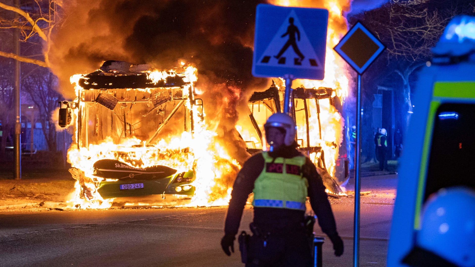 حرق المصحف واحتجاجات وشغب في السويد.. ماذا حدث في عطلة نهاية الأسبوع؟