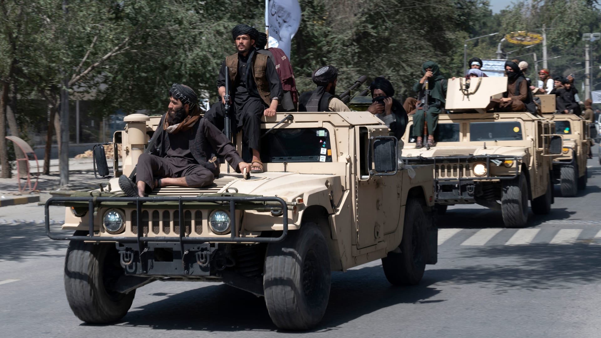 عناصر من طالبان يحتفلون بذكرى الانسحاب الأمريكي قرب المقرب السابق للسفارة الأممريكية بكابول 2021