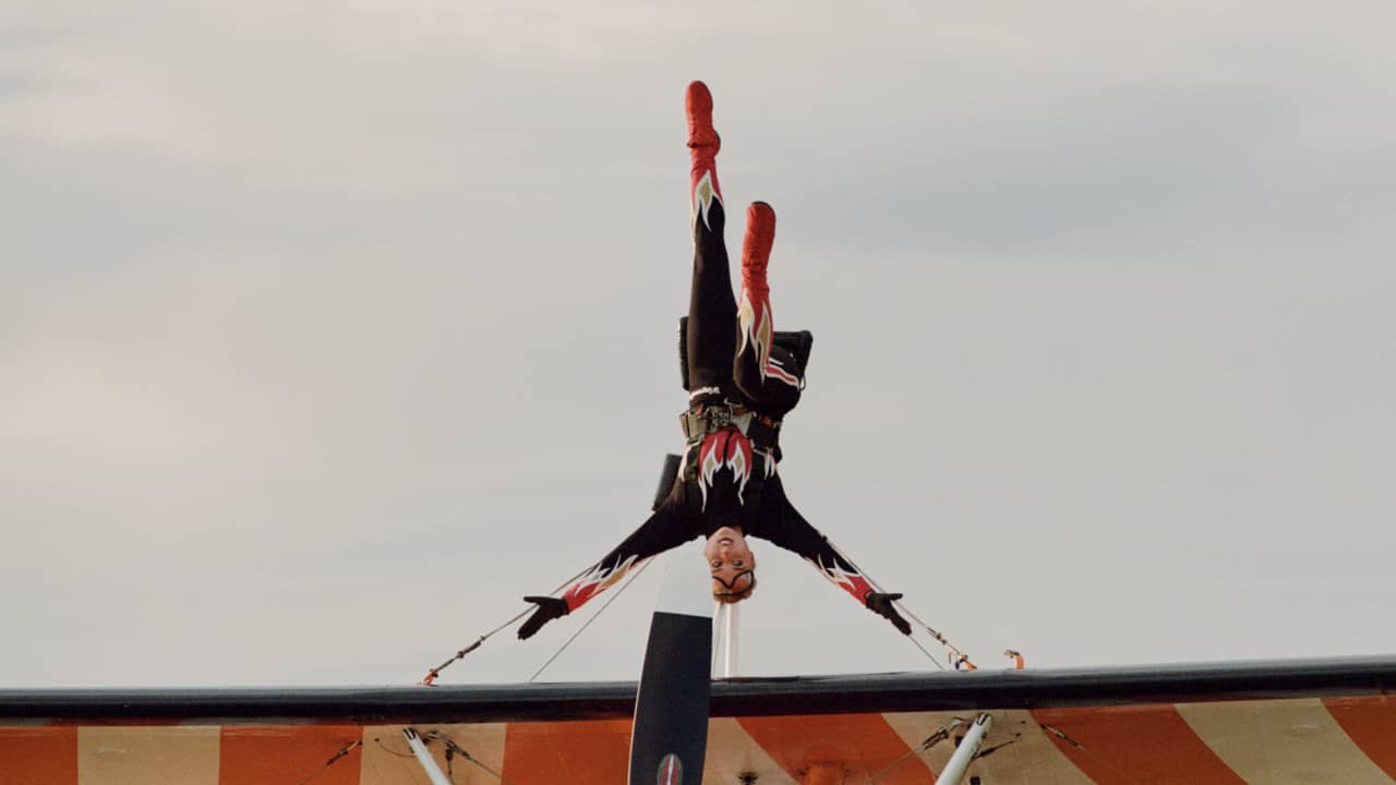 نساء يمشين على أجنحة الطائرات بلا خوف ومصورة توثق جرأتهن