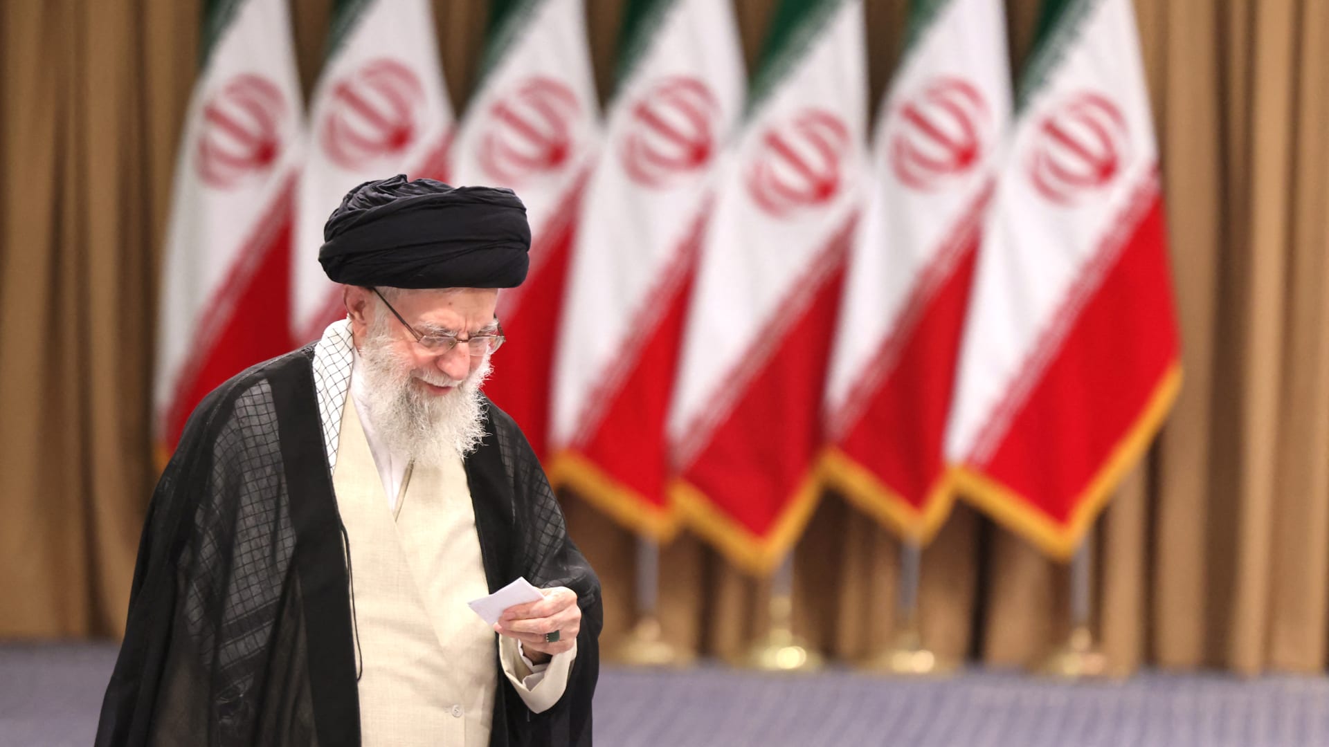 لقطات لسليماني وهنية ونصرالله.. هذا ما نشره خامنئي تزامنا مع هجوم إيران