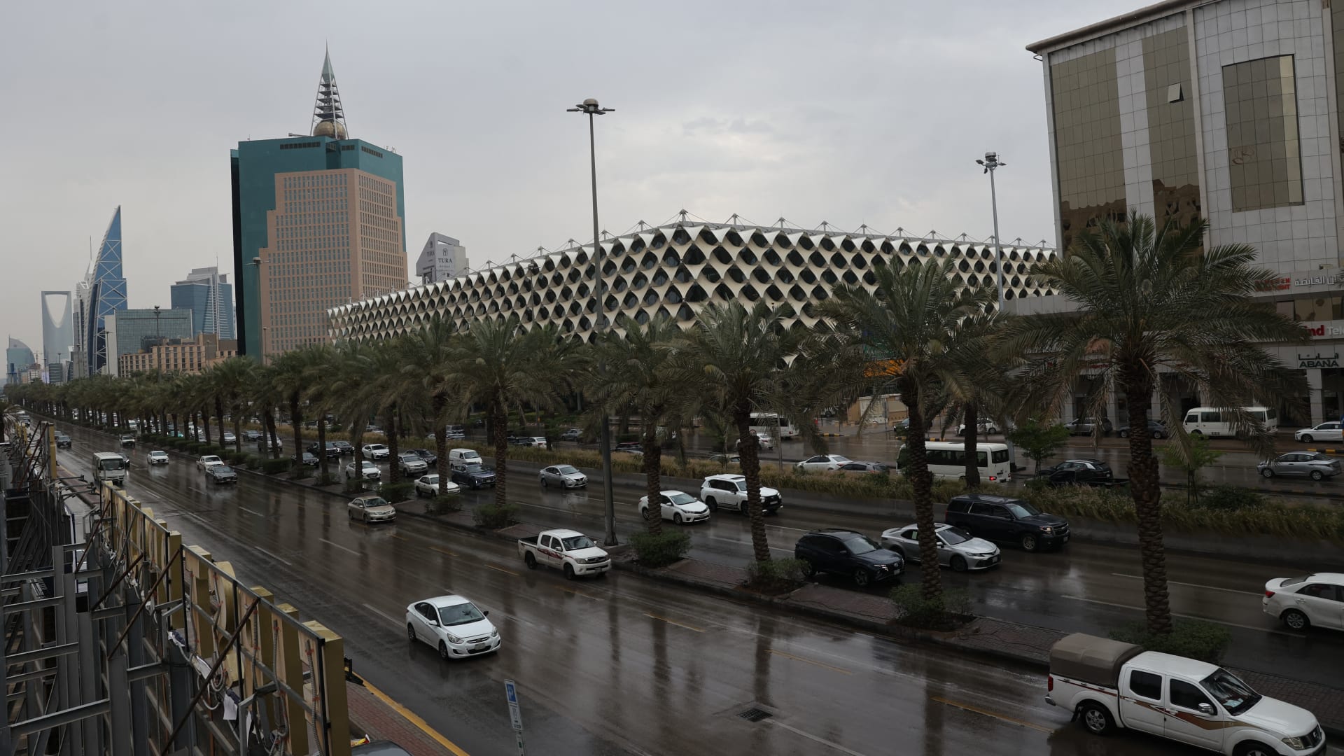 السعودية: الدفاع المدني يعلن مقتل شخصين وإصابة 12 بسبب سقوط مقذوف ويكشف عن جنسياتهم