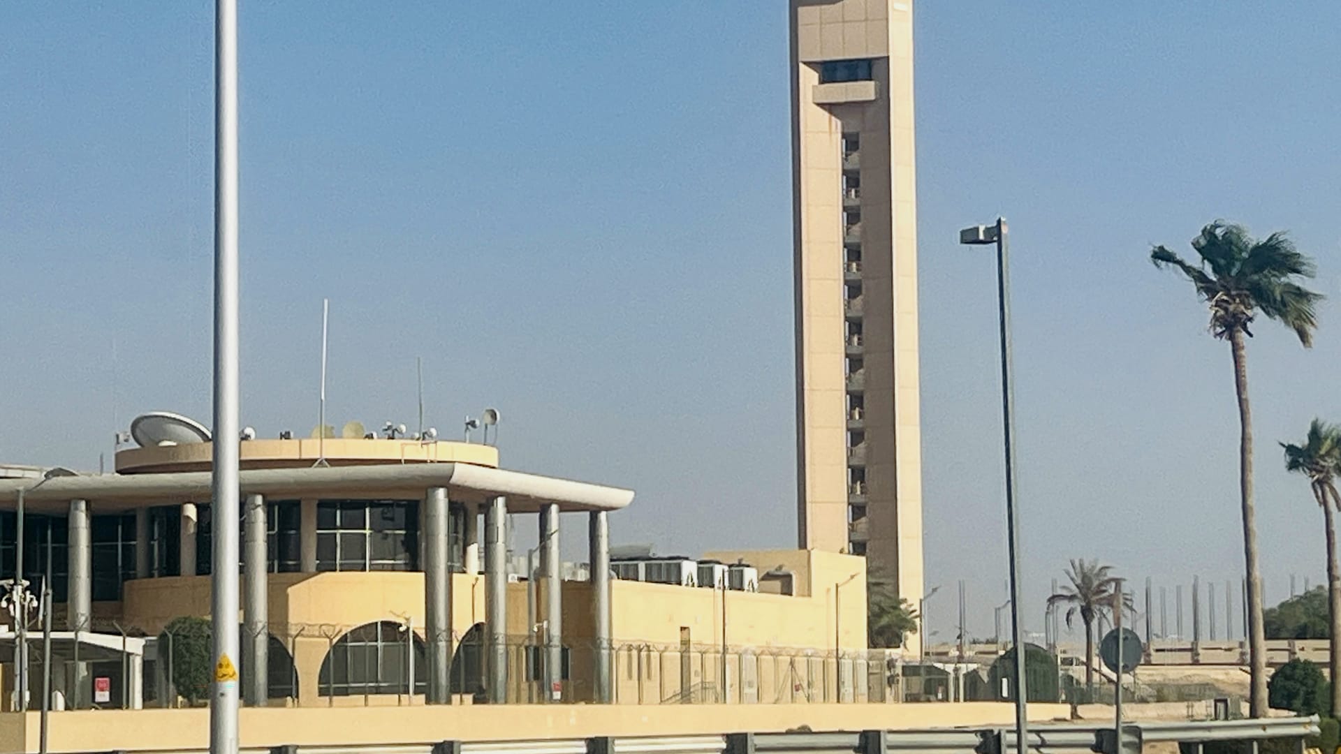 لليوم الثالث على التوالي.. الحوثيون يستهدفون مطارات سعودية ويحذرون من "صراع طويل الأمد"