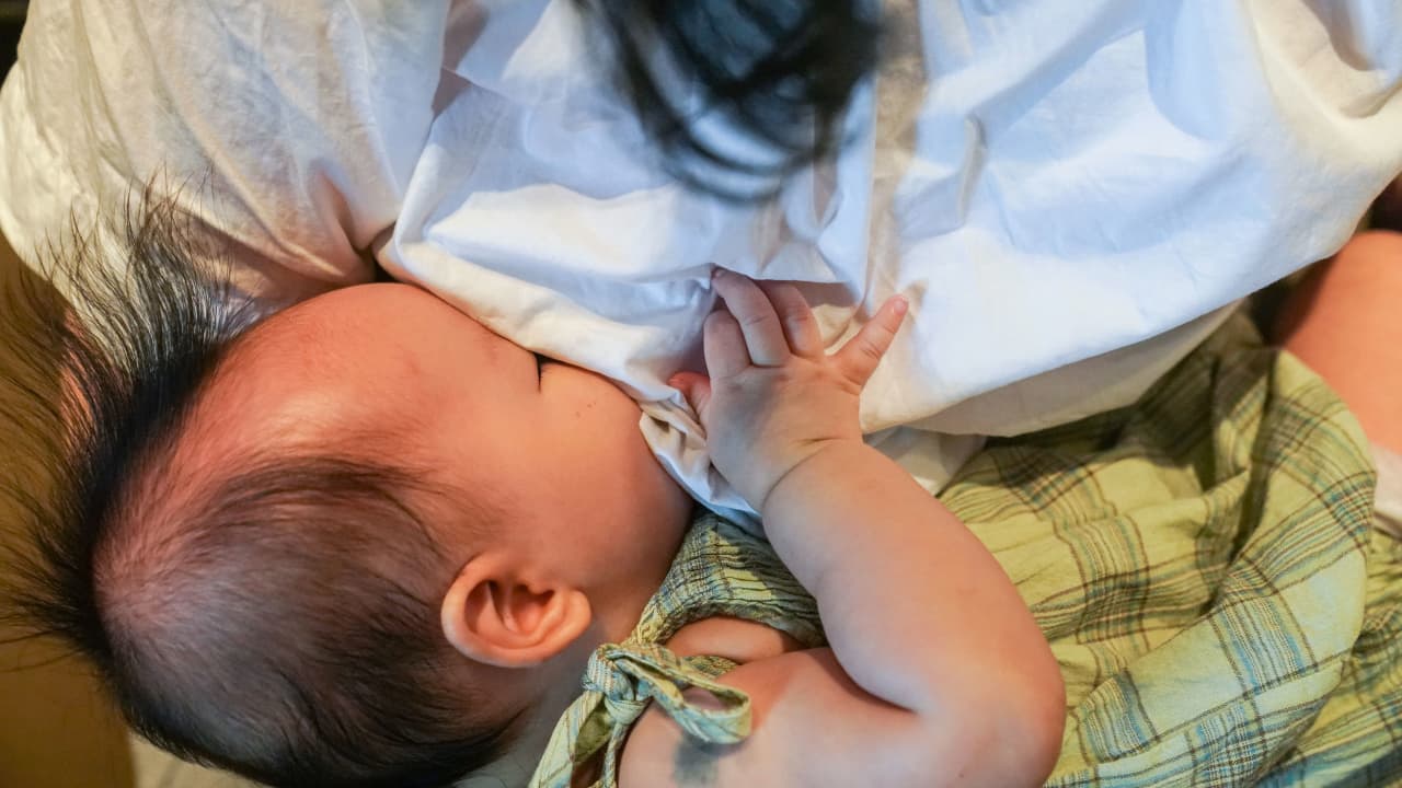 دراسة: مدة الرضاعة قد تؤثر على درجات اختبار طفلك لاحقًا