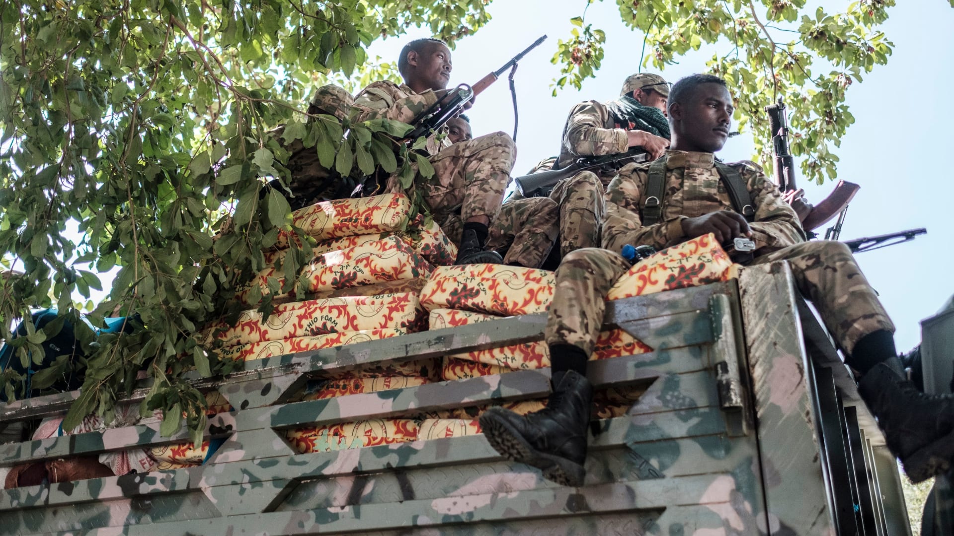 إثيوبيا.. الجيش يدعو المقاتلين السابقين للتطوع مجددا ويسحب من هم فوق الـ18 عاما لقتال المتمردين