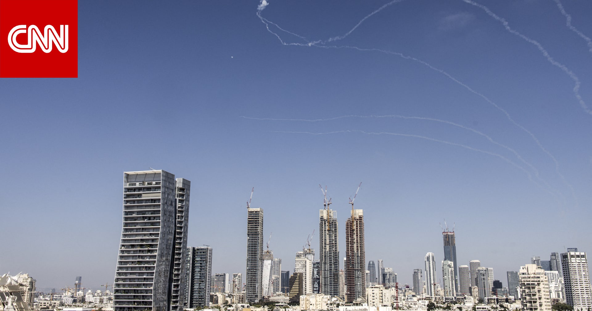 اشتعال النيران بسيارات في إسرائيل بعد سقوط شظايا صواريخ إيرانية