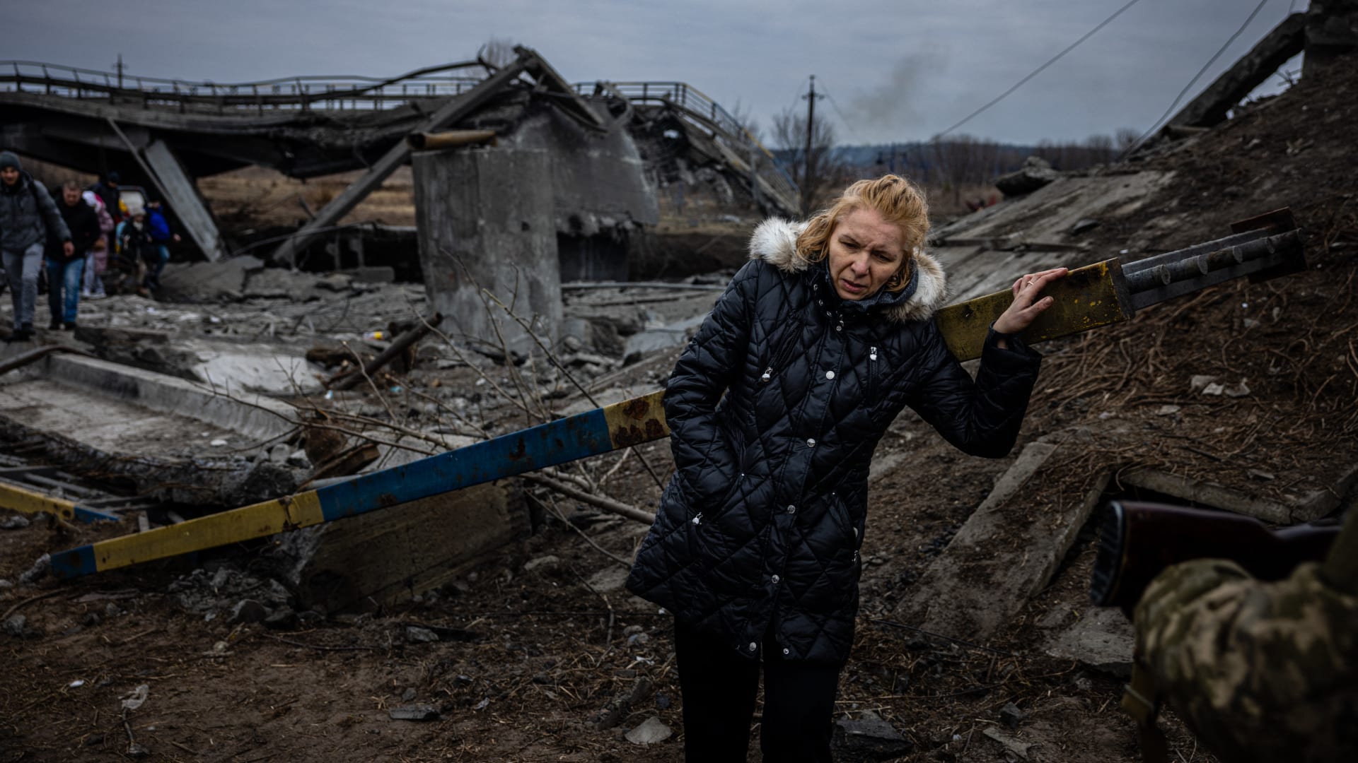 بعد انسحابها.. كاميرا CNN ترصد الدمار التام والمقابر الجماعية التي خلفتها القوات الروسية في محيط كييف