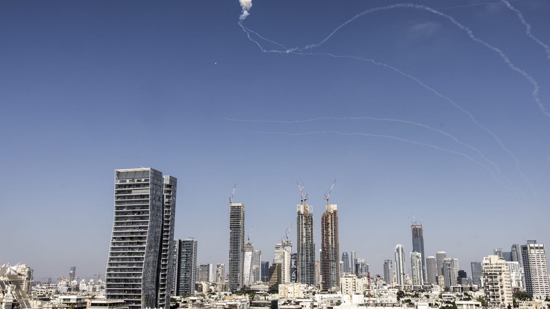 اشتعال النيران بسيارات في إسرائيل بعد سقوط شظايا صواريخ إيرانية