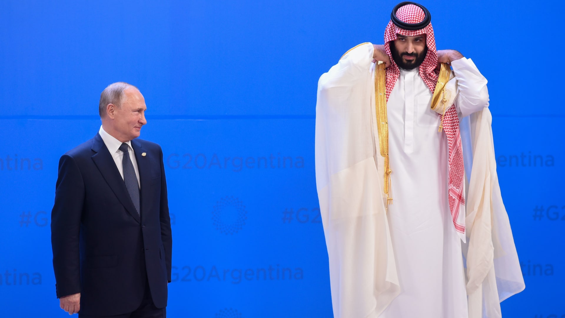 صحفي لبايدن: هل ستطلب من ملك السعودية وولي العهد زيادة إنتاج النفط؟.. هكذا رد