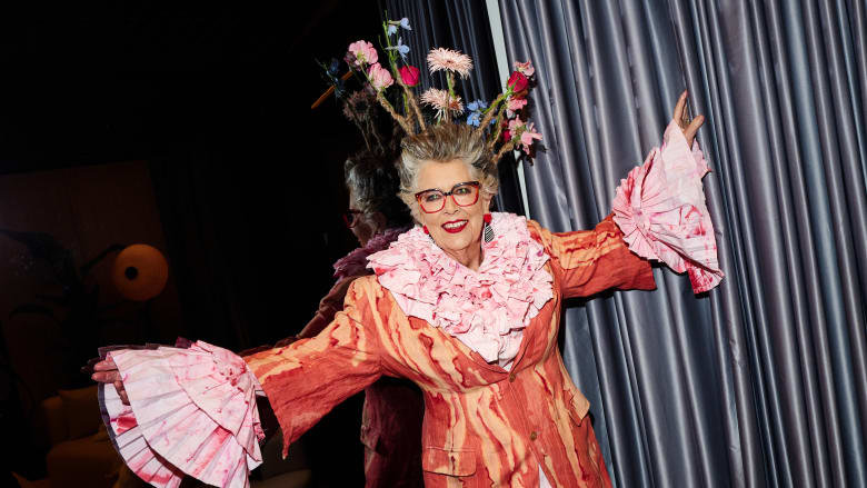 "وضعت باقة أزهار على رأسها".. شخصية تلفزيونية  تفاجئ جمهور أسبوع الموضة في لندن