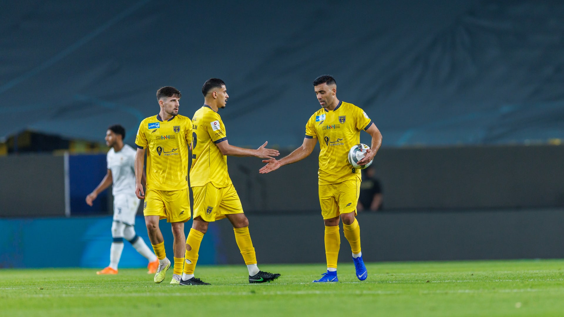 لقطة من الدوري السعودي.. حمد الله يتشاجر مع زميله أثناء مغادرتهما الملعب