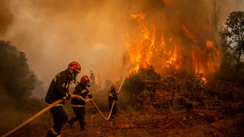 رجال الإطفاء يعملون على مدار الساعة لمكافحة الحرائق في اليونان