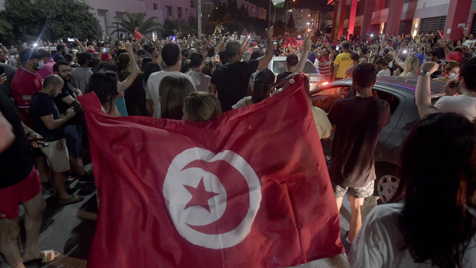 الرئيس التونسي يقيل رئيس الوزراء.. وتجمعات حاشدة أمام البرلمان