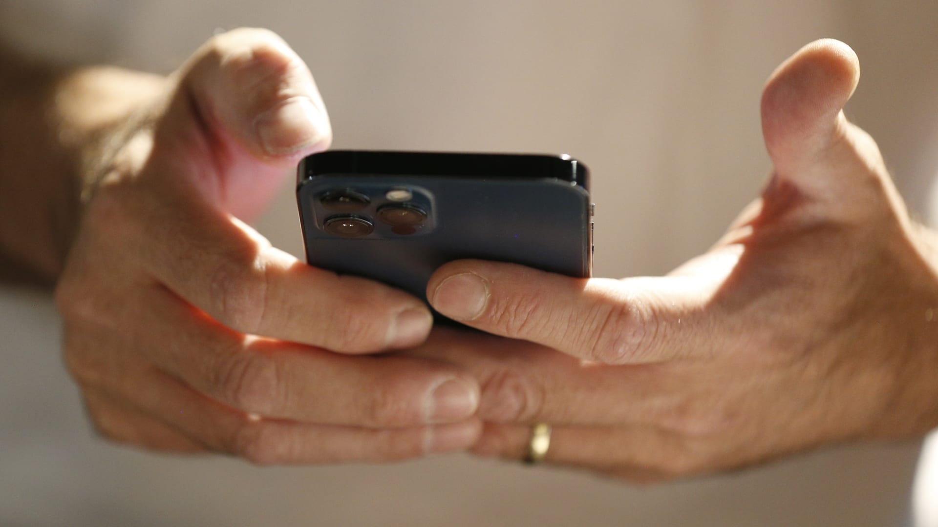 مصر تنهي الإعفاء الجمركي لهواتف المسافرين القادمين من الخارج.. ما القصة؟