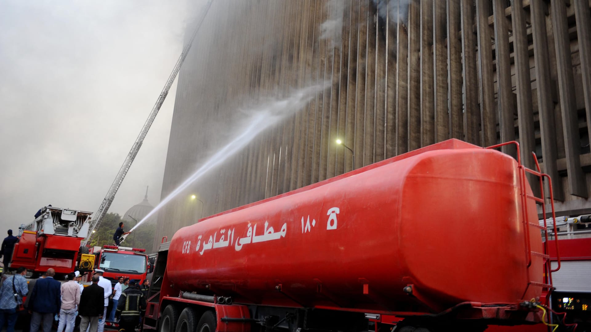 بيان رسمي عن تجدد اشتعال النيران بسنترال رمسيس في مصر