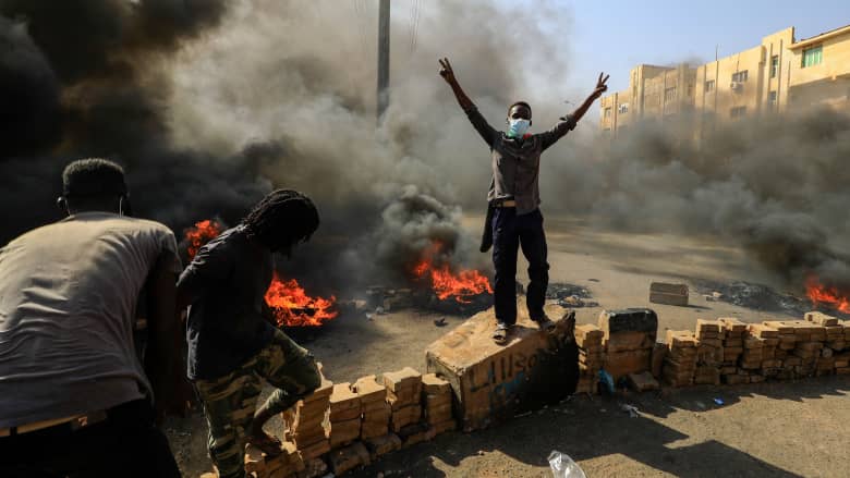 مظاهرات في شوارع الخرطوم بعد محاصرة منزل رئيس الوزراء واعتقال كبار المسؤولين
