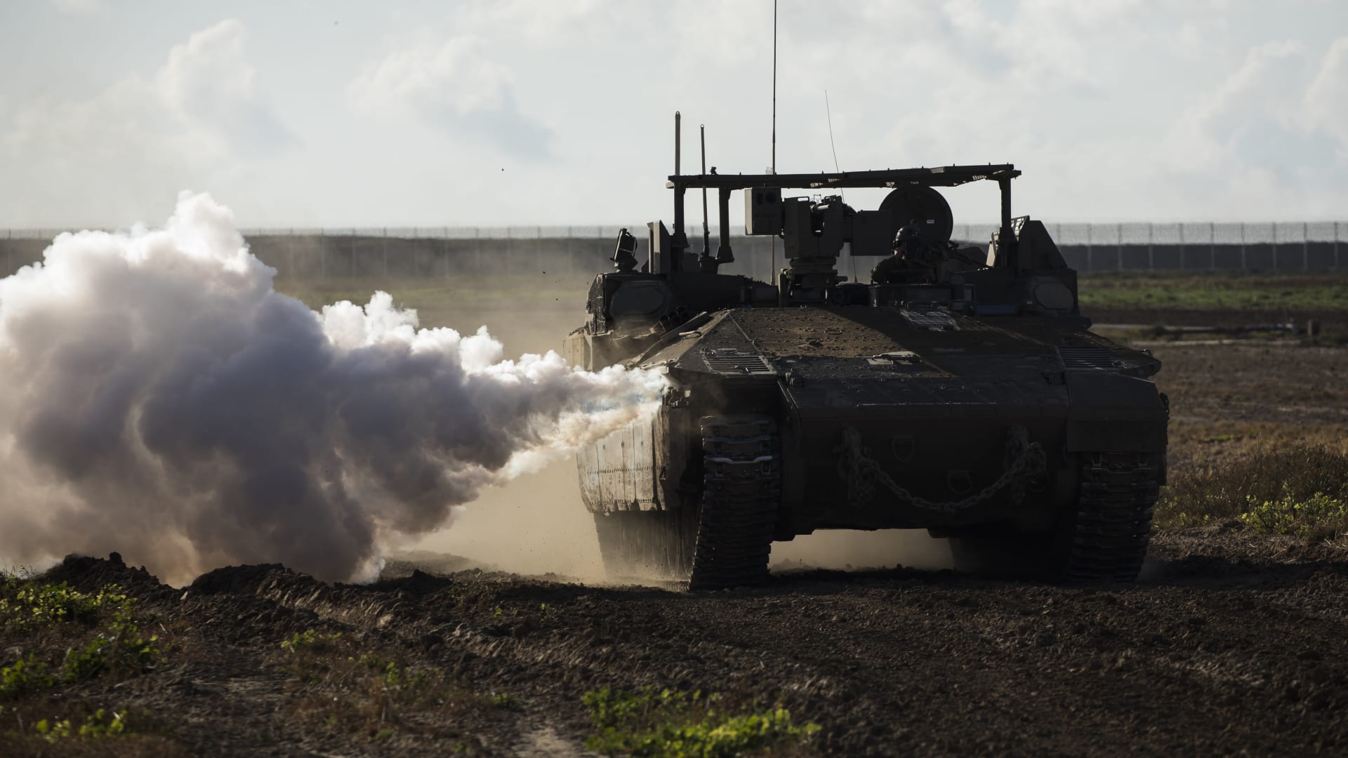 إسرائيل تُعلن إنقاذ رهينتين كانا محتجزين لدى "حماس".. ووزير الدفاع يُعلق