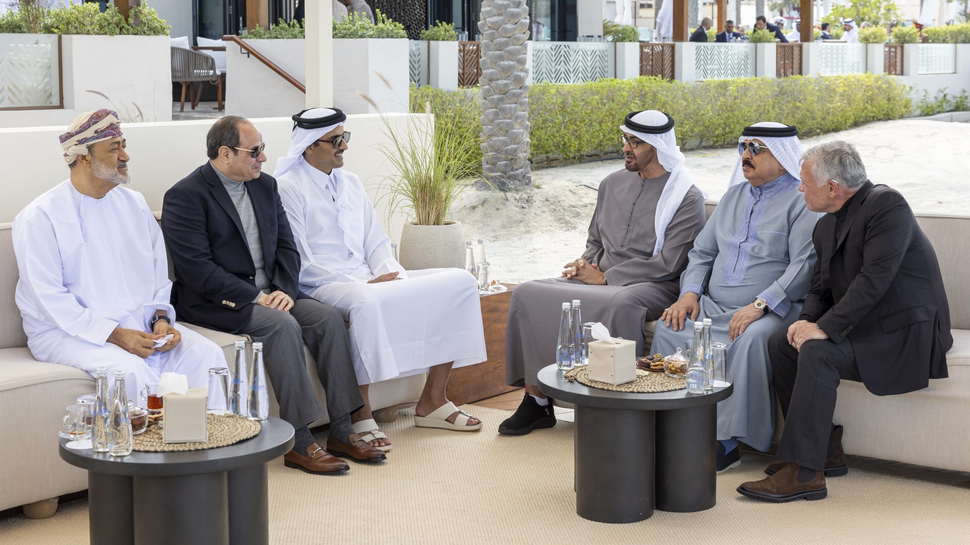 الإمارات تستضيف "قمة أخوية" بمشاركة قطر والبحرين وعُمان ومصر والأردن.. وهذا ما ناقشه القادة