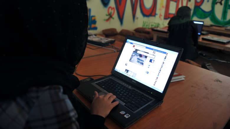 كيف تتعامل منصات التواصل الاجتماعي مع سيطرة طالبان؟