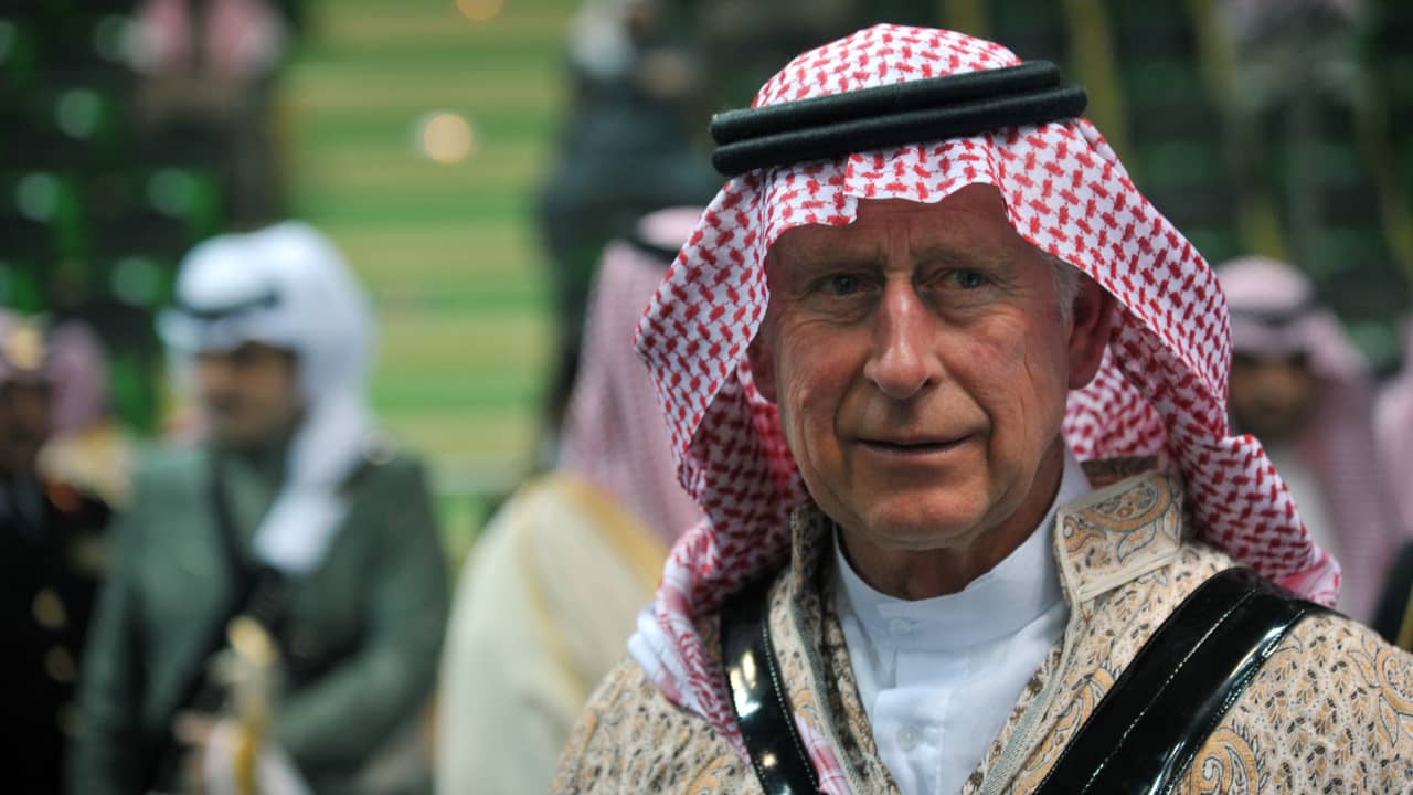 تداول صورة للملك تشارلز الثالث بالزي السعودي وهو يؤدي رفصة "العرضة".. وهكذا جاءت التعليقات