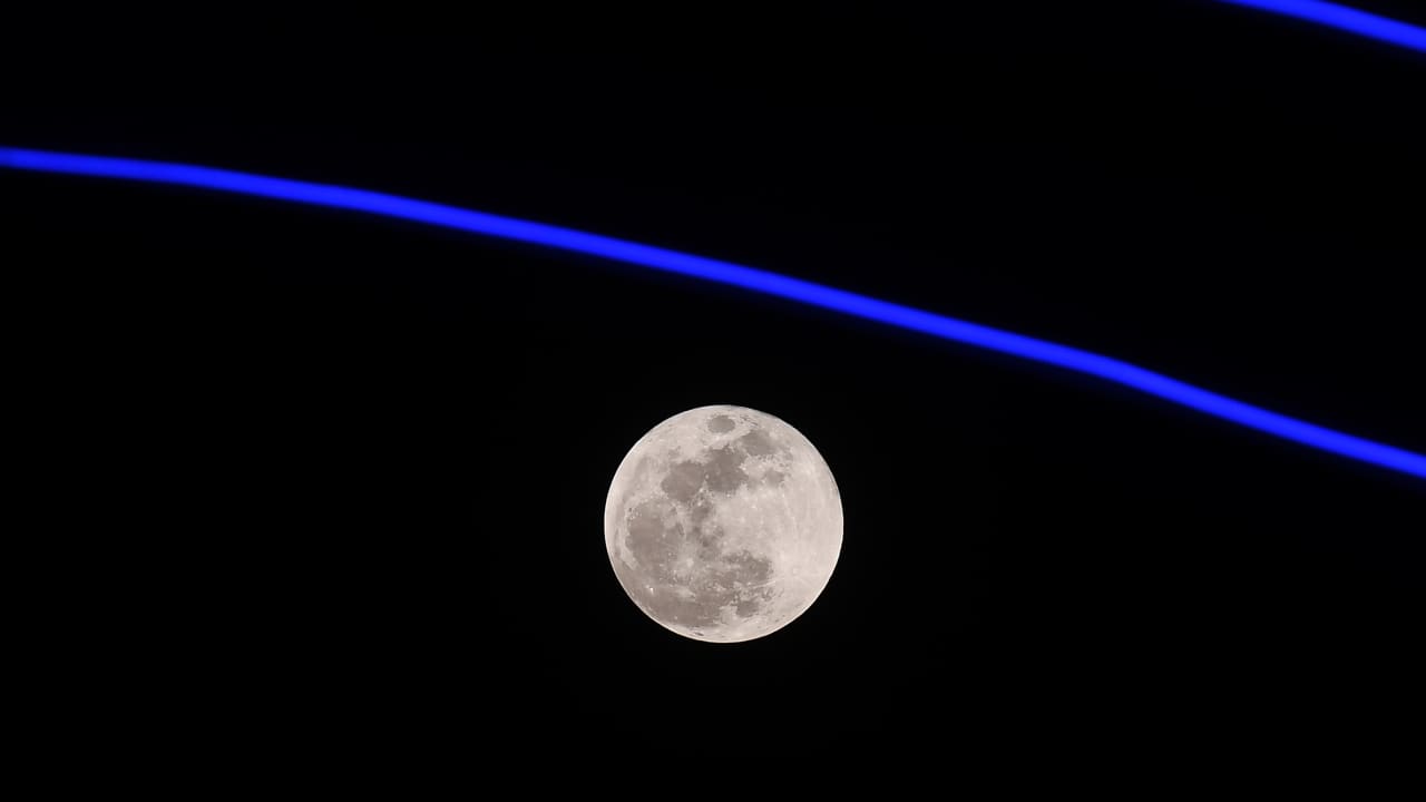 اساطير القمر الأزرق و "سر الطاقة" تثير تفاعلا ومركز الفلك يوضح الظاهرة