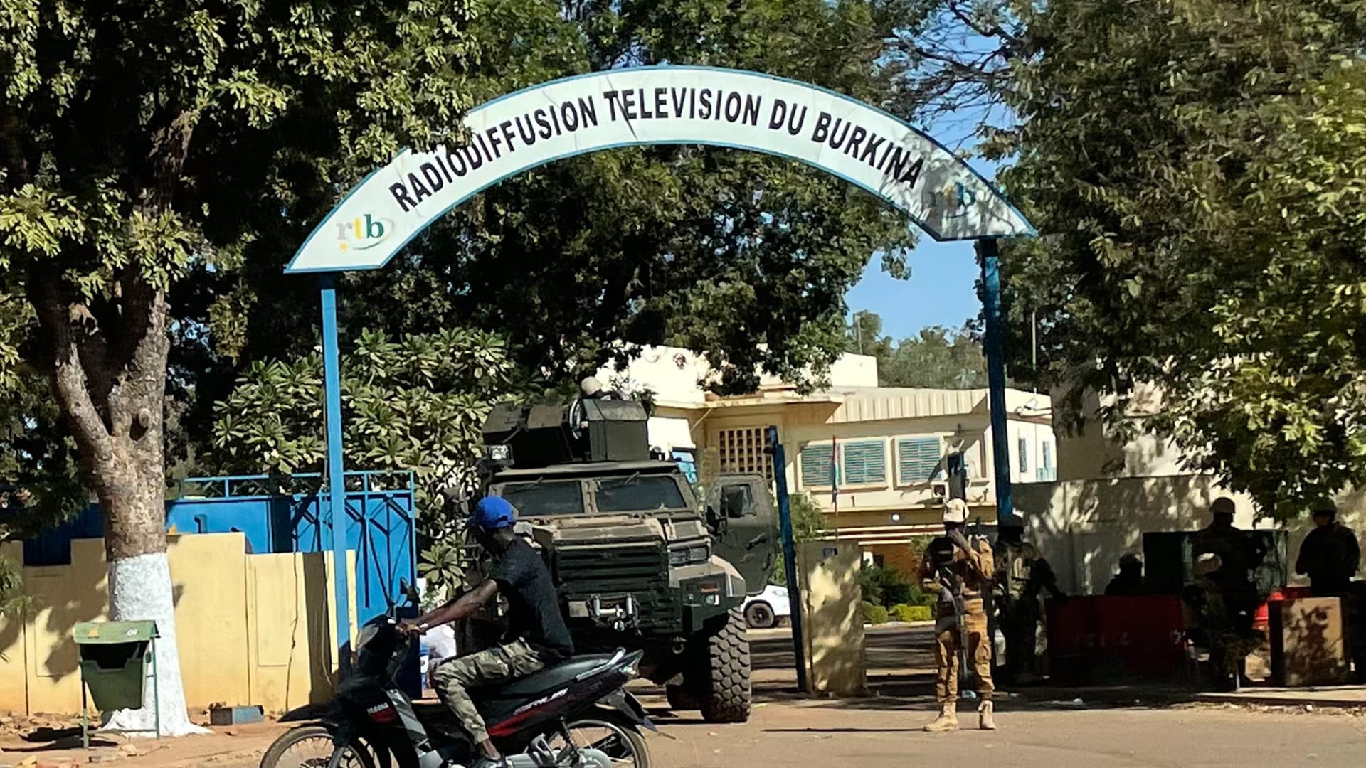 جيش بوركينا فاسو يعلن سيطرته على البلاد.. والإطاحة بالرئيس thumbnail