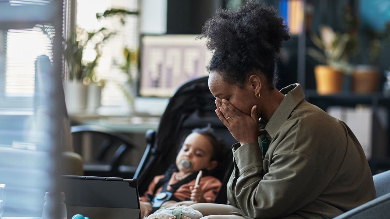 لِمَ تتعرّض الأمهات لكمية لوم مرعبة إلى درجة وصفهن بالأمهات السيئات؟