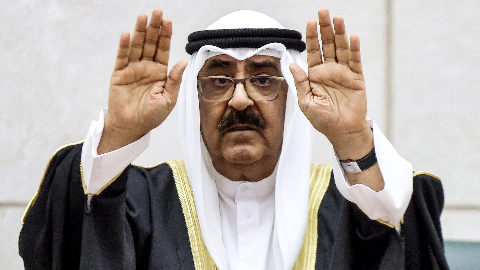 أمير الكويت يؤدي اليمين الدستورية.. وينتقد "سكوت" الحكومة والبرلمان عن "العبث المبرمج"