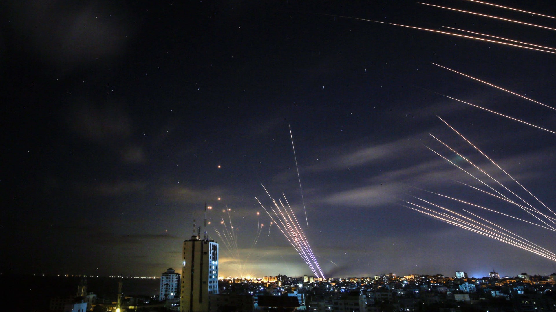 غارات إسرائيلية على غزة وصواريخ فلسطينية تضيء ليل تل أبيب