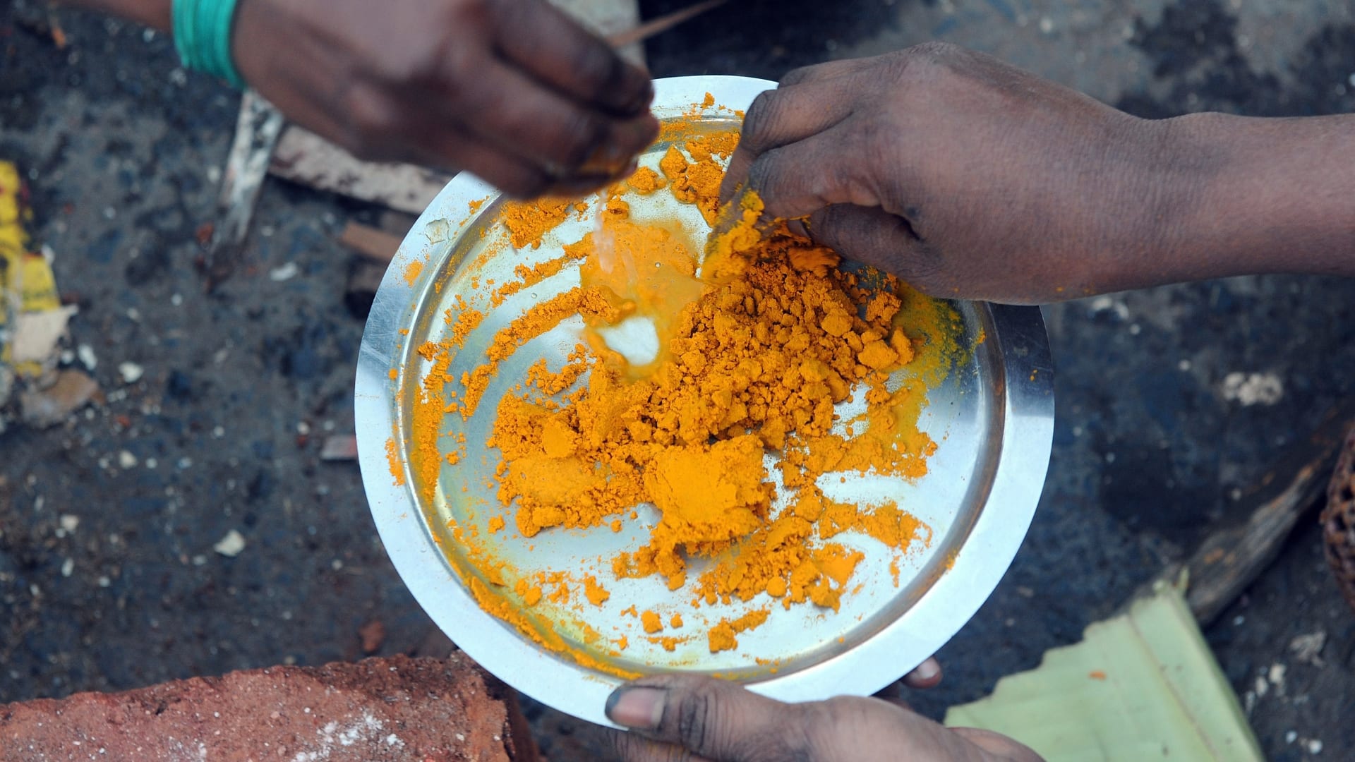 فوائد الكركم..وصفات طبيعية للعناية بجمال البشرة والشعر